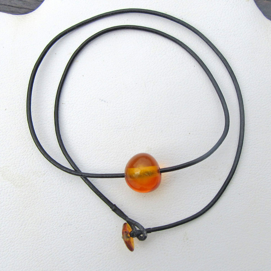 Ledercollier mit kognacfarbener Bernsteinperle, Unikat