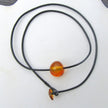 Ledercollier mit kognacfarbener Bernsteinperle, Unikat