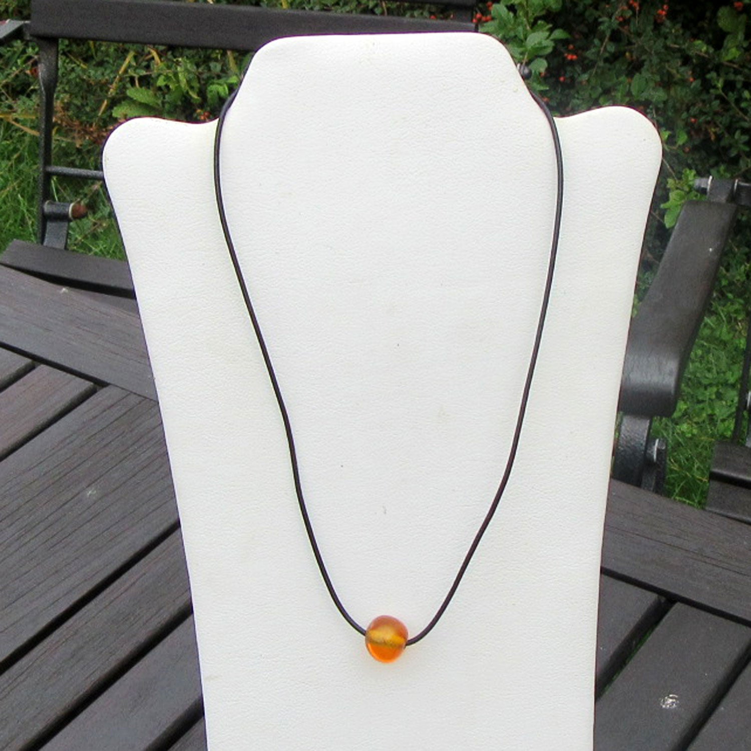Ledercollier mit kognacfarbener Bernsteinperle, Unikat