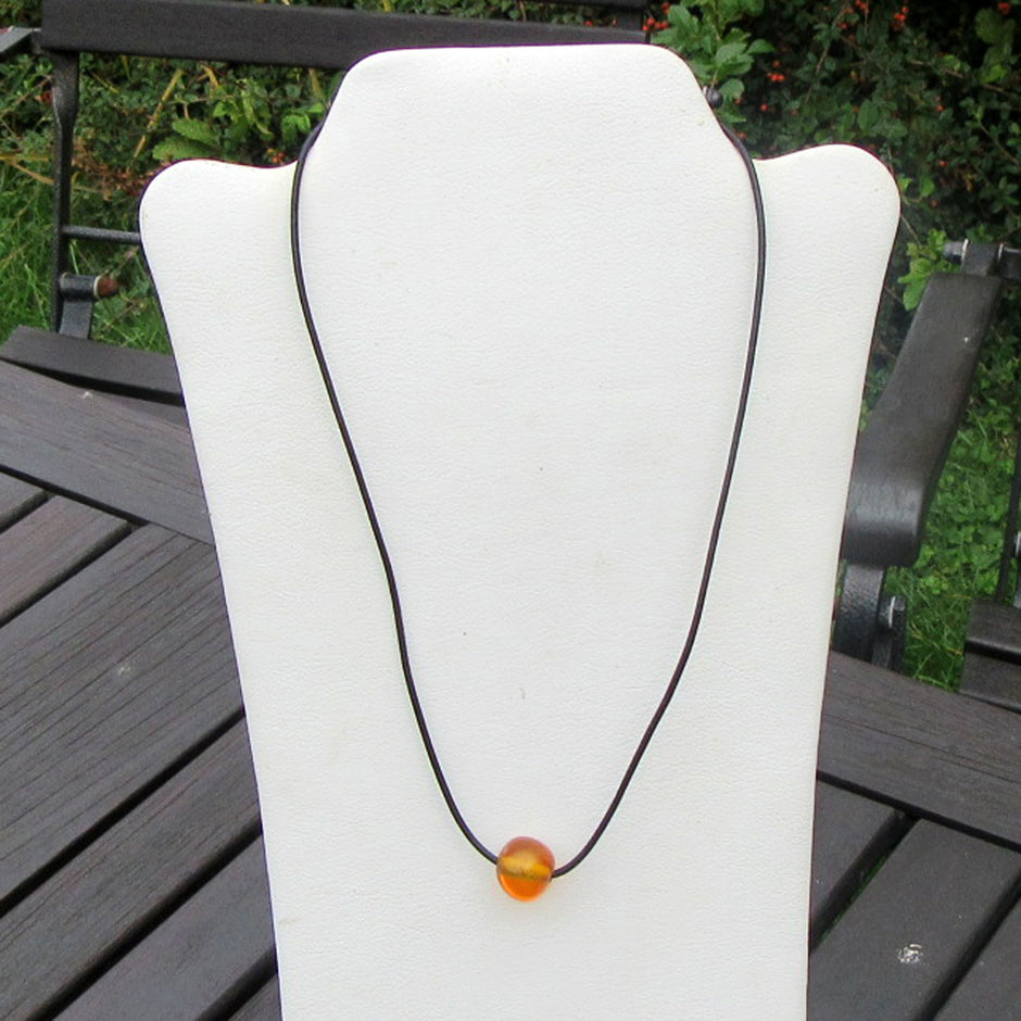Ledercollier mit kognacfarbener Bernsteinperle, Unikat