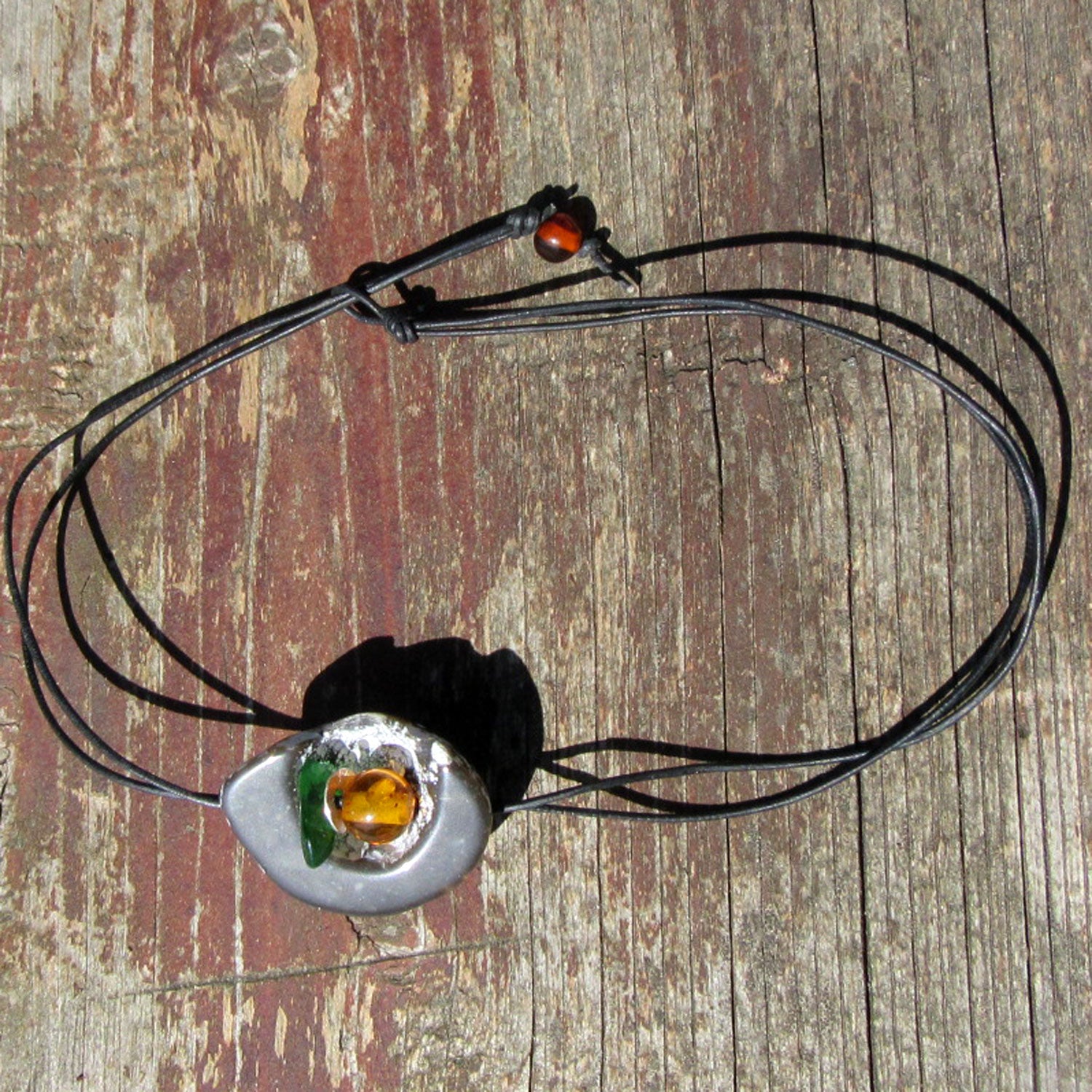 Bernsteinperle und Seeglas im polierten Schwamm-Unikat