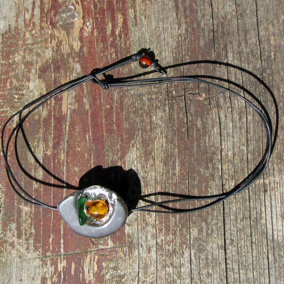 Bernsteinperle und Seeglas im polierten Schwamm-Unikat