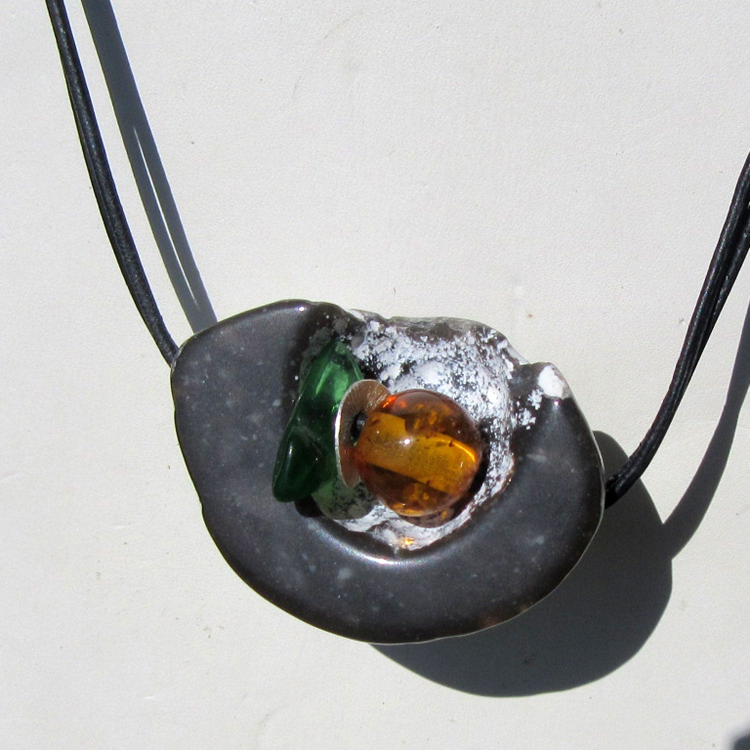 Bernsteinperle und Seeglas im polierten Schwamm-Unikat