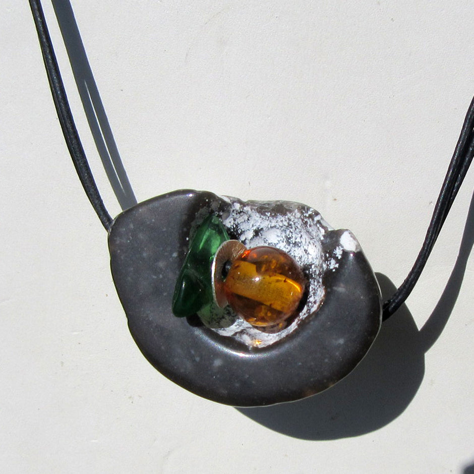 Bernsteinperle und Seeglas im polierten Schwamm-Unikat