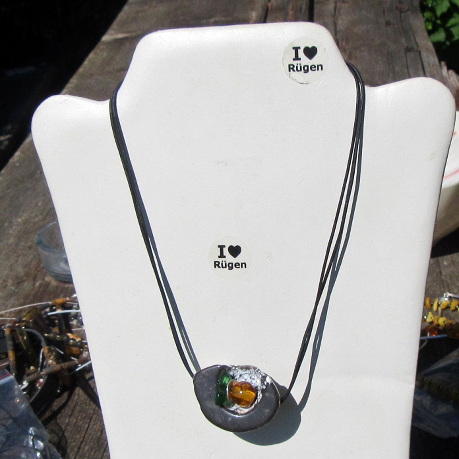 Bernsteinperle und Seeglas im polierten Schwamm-Unikat