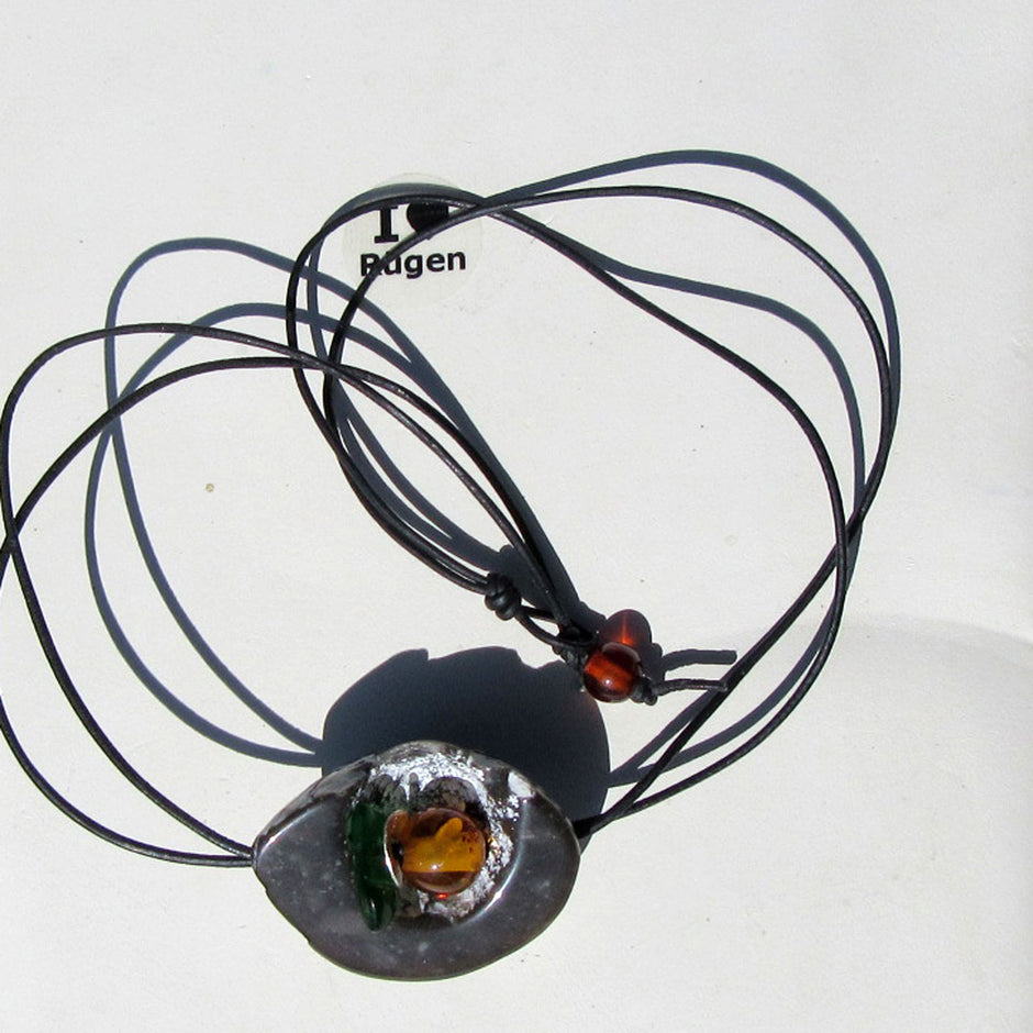 Bernsteinperle und Seeglas im polierten Schwamm-Unikat