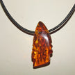 Ledercollier mit Bernsteinfisch – Unikat von Rügen