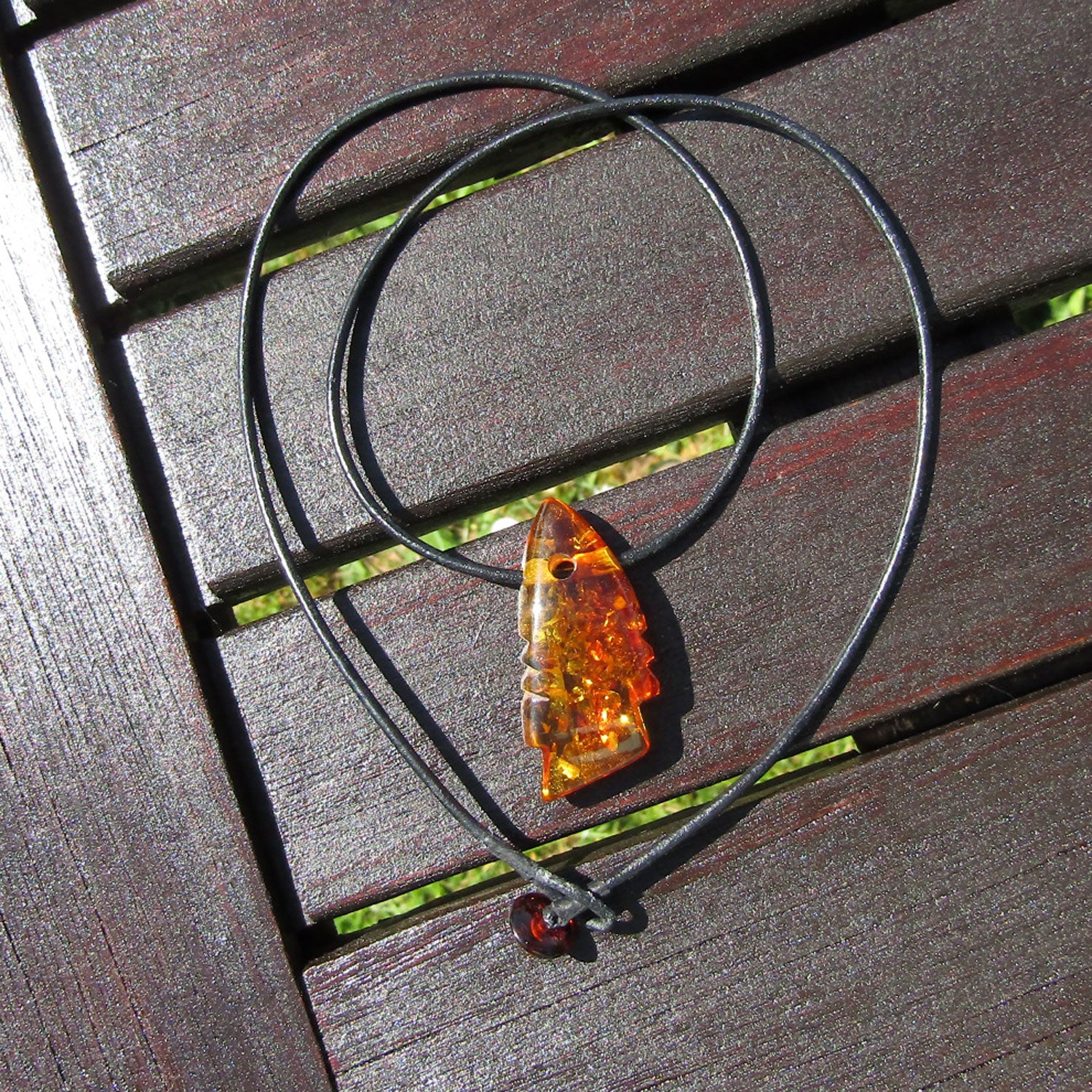 Ledercollier mit Bernsteinfisch – Unikat von Rügen