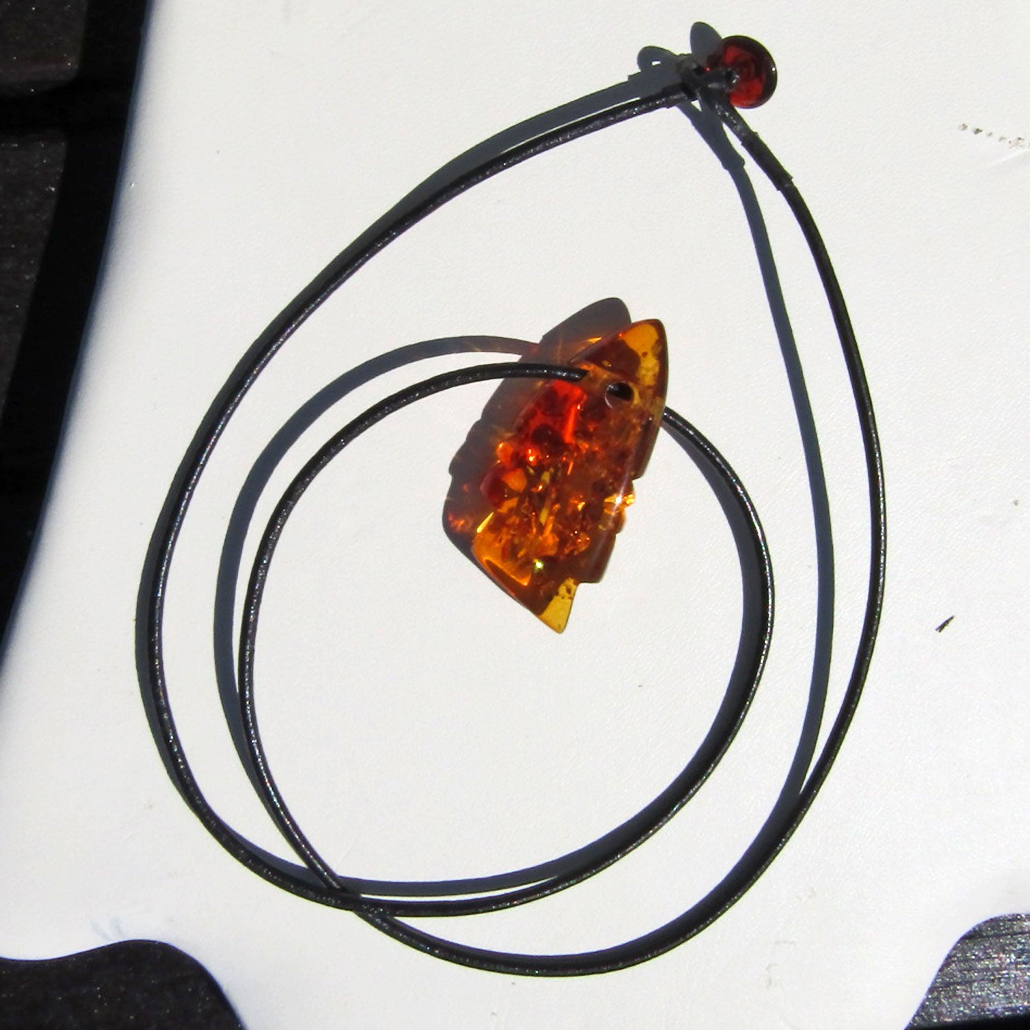 Ledercollier mit Bernsteinfisch – Unikat von Rügen