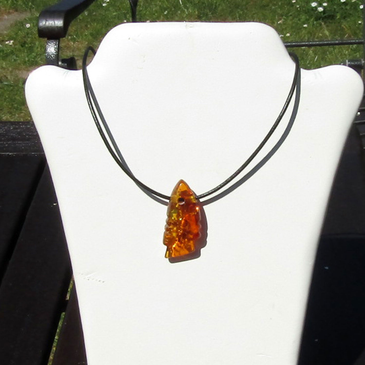 Ledercollier mit Bernsteinfisch – Unikat von Rügen