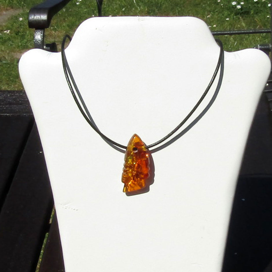 Ledercollier mit Bernsteinfisch – Unikat von Rügen