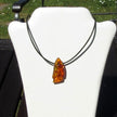Ledercollier mit Bernsteinfisch – Unikat von Rügen