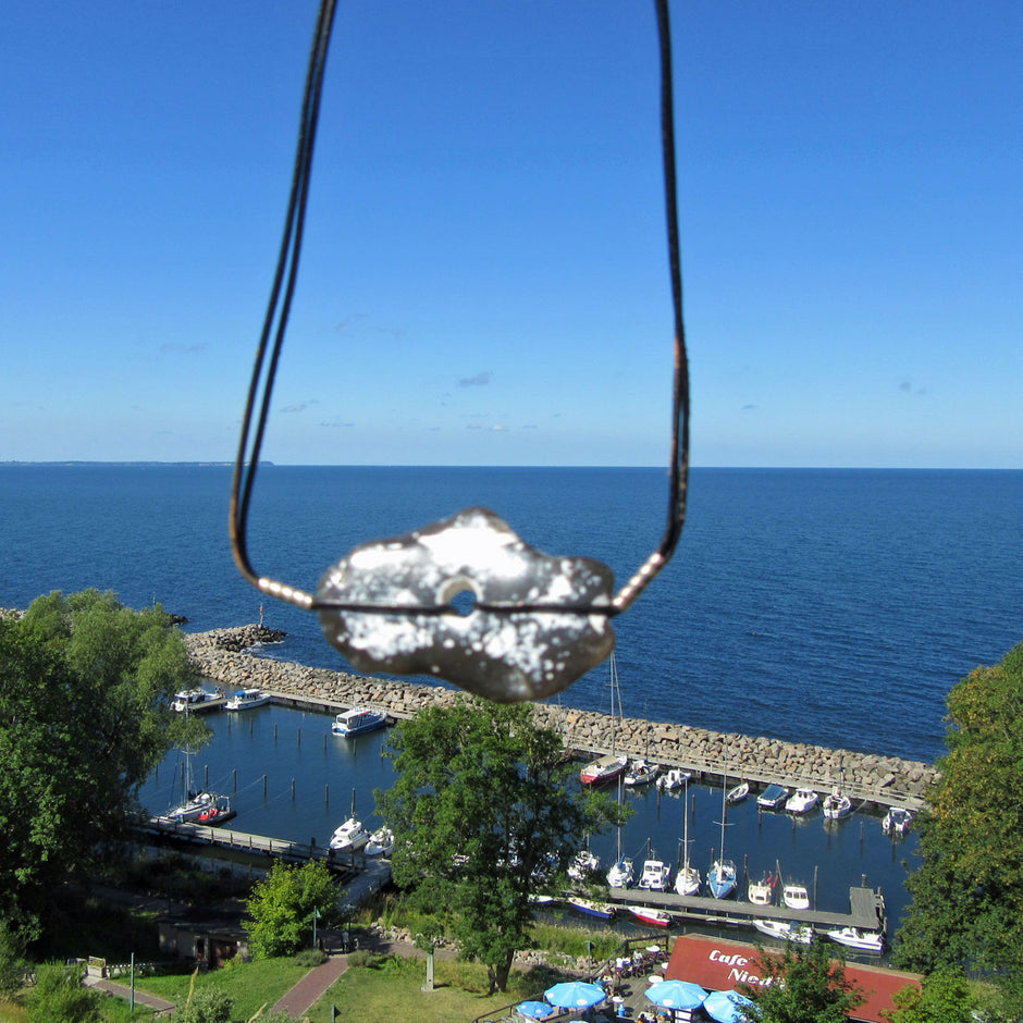 Polierter Hühnergott am Ledercollier, Unikat von Rügen
