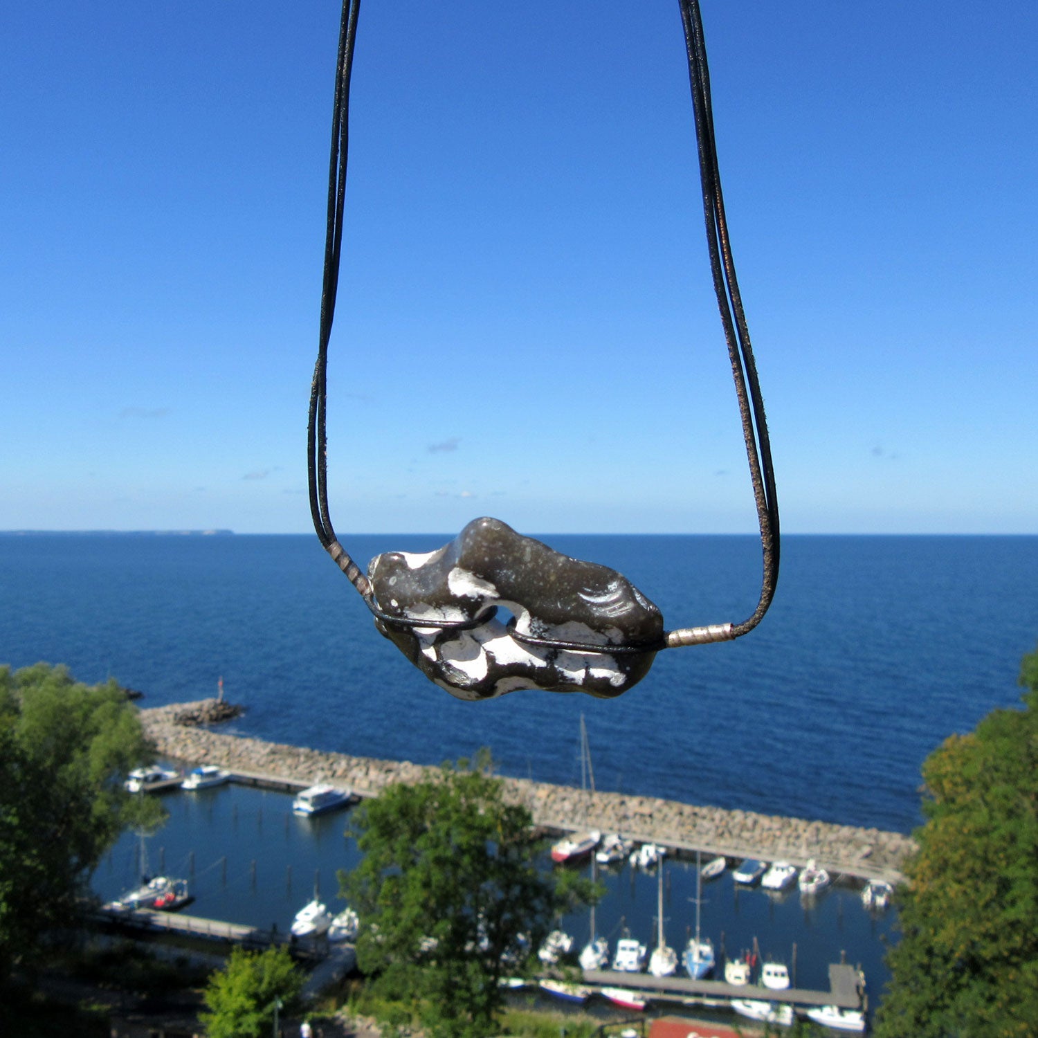 Polierter Hühnergott am Ledercollier, Unikat von Rügen