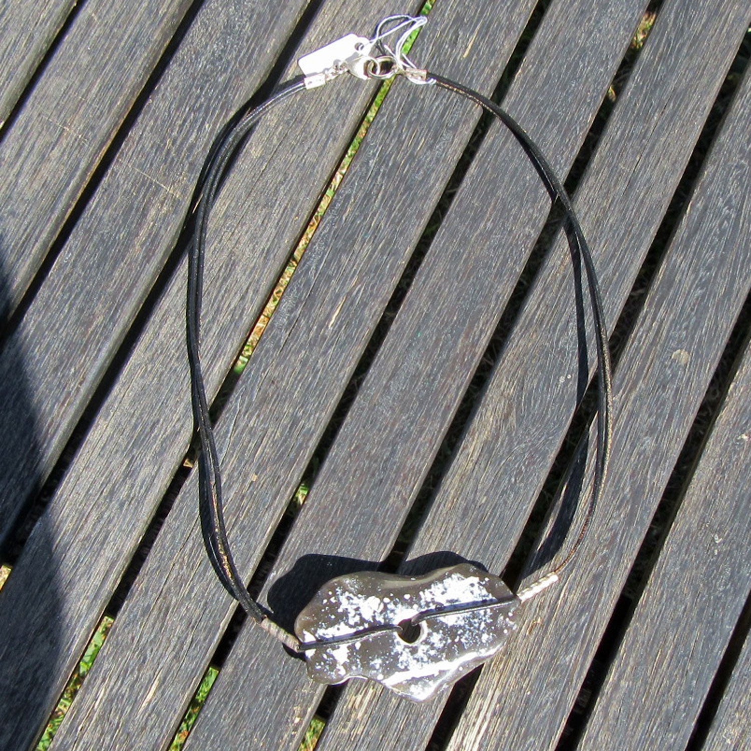 Polierter Hühnergott am Ledercollier, Unikat von Rügen