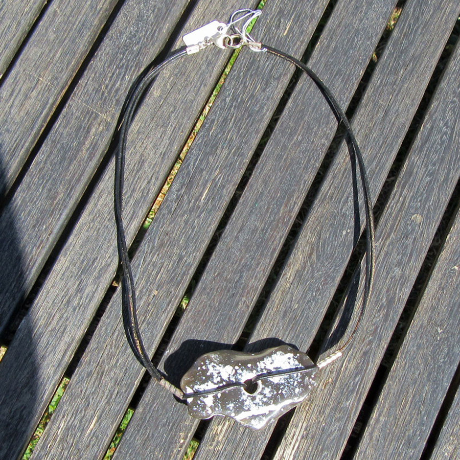 Polierter Hühnergott am Ledercollier, Unikat von Rügen