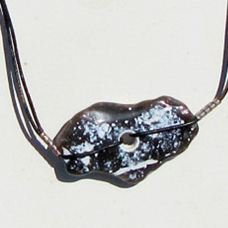 Polierter Hühnergott am Ledercollier, Unikat von Rügen