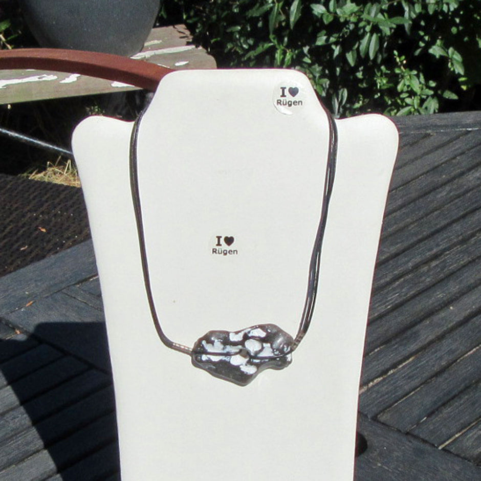 Polierter Hühnergott am Ledercollier, Unikat von Rügen