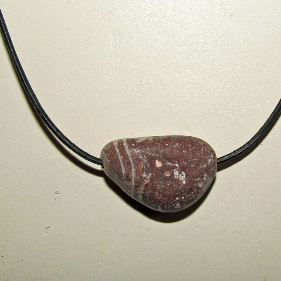 Ledercollier mit rötlichem Orthoceras von Rügen