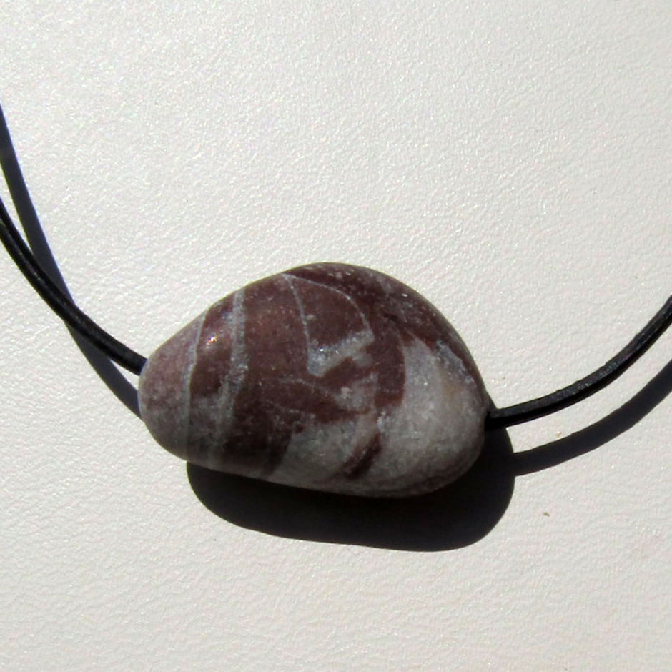Ledercollier mit rötlichem Orthoceras von Rügen