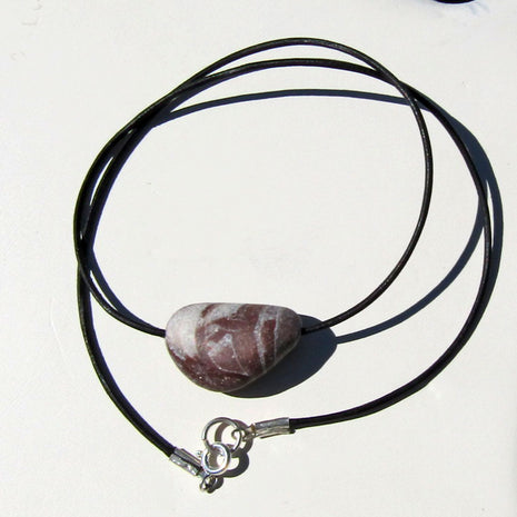 Ledercollier mit rötlichem Orthoceras von Rügen