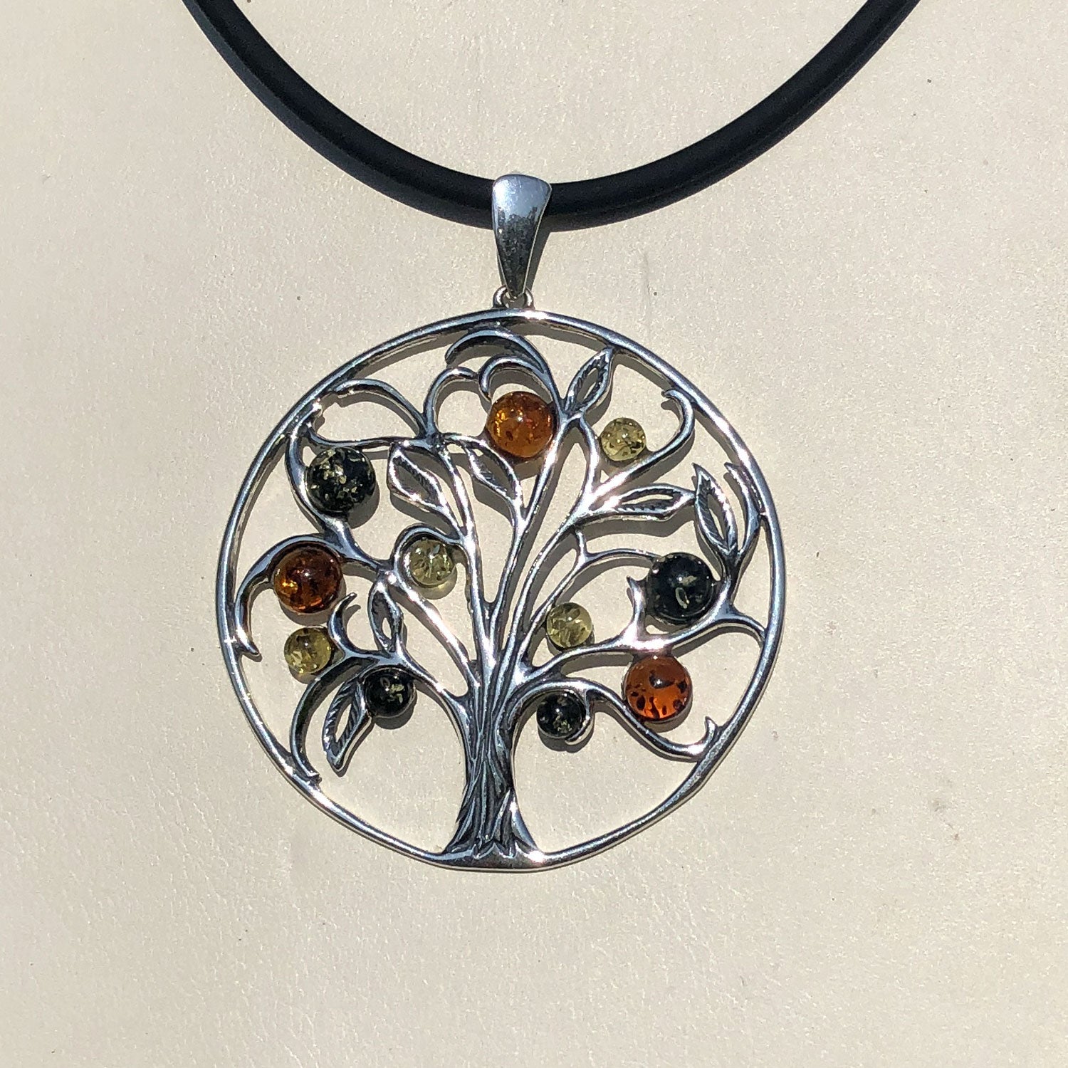 Edler Silberanhänger mit buntem Bernstein, Baum des Lebens