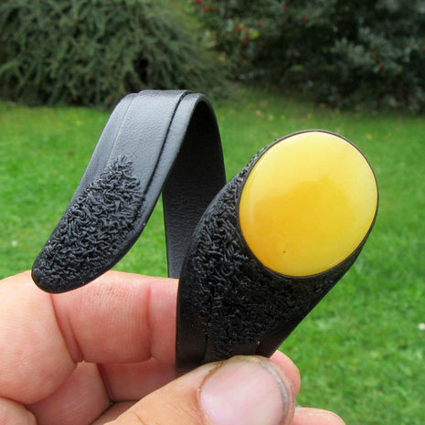 Flexibles Lederarmband mit poliertem Bernstein von Rügen