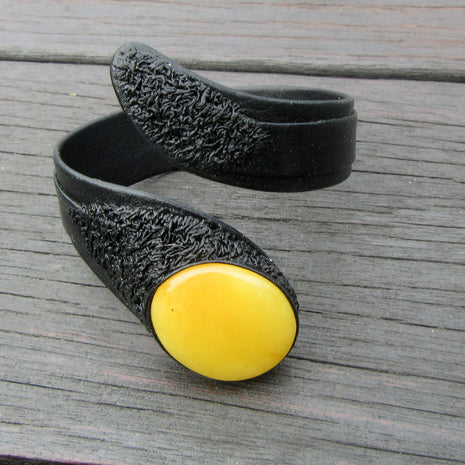 Flexibles Lederarmband mit poliertem Bernstein von Rügen