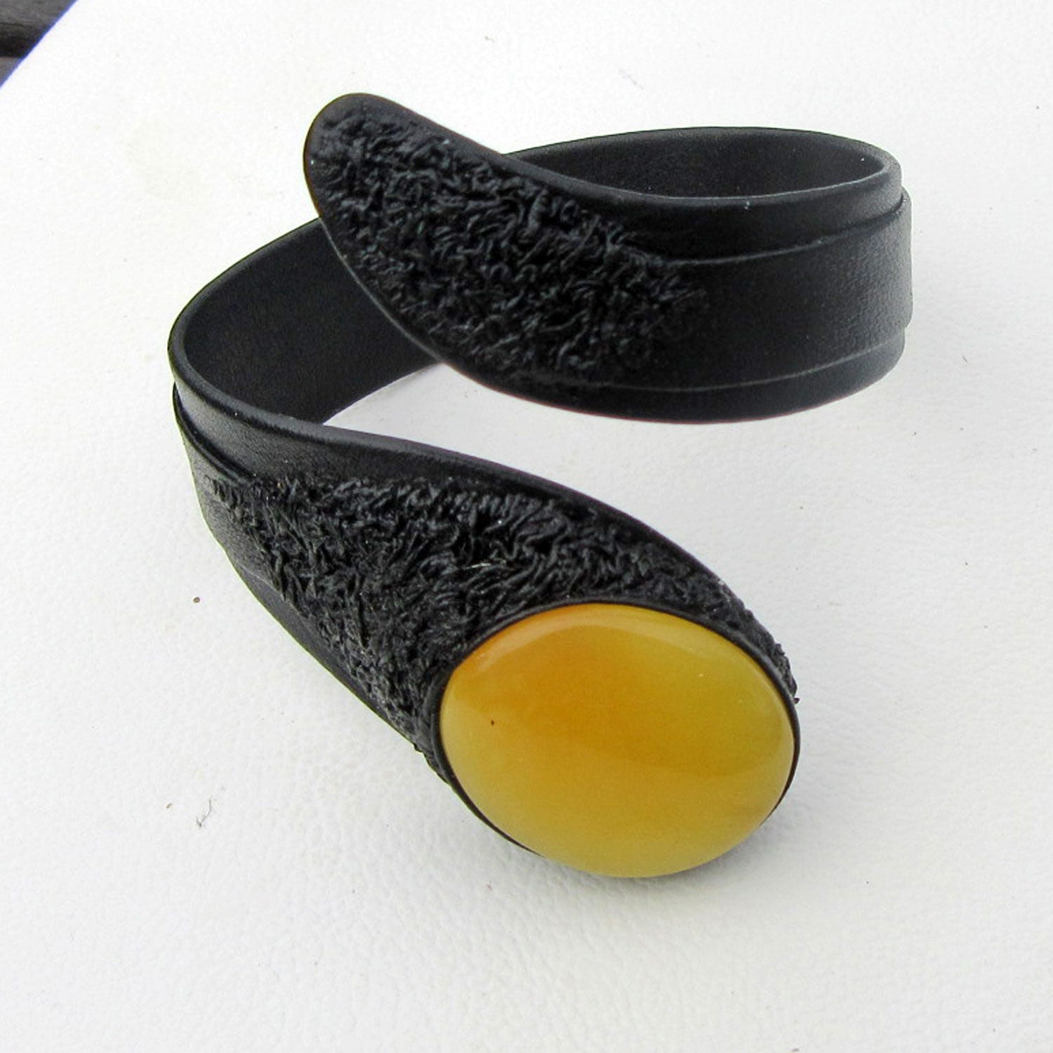 Flexibles Lederarmband mit poliertem Bernstein von Rügen