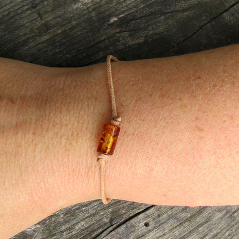 Lederarmband mit kognacfarbener Bernsteinwalze
