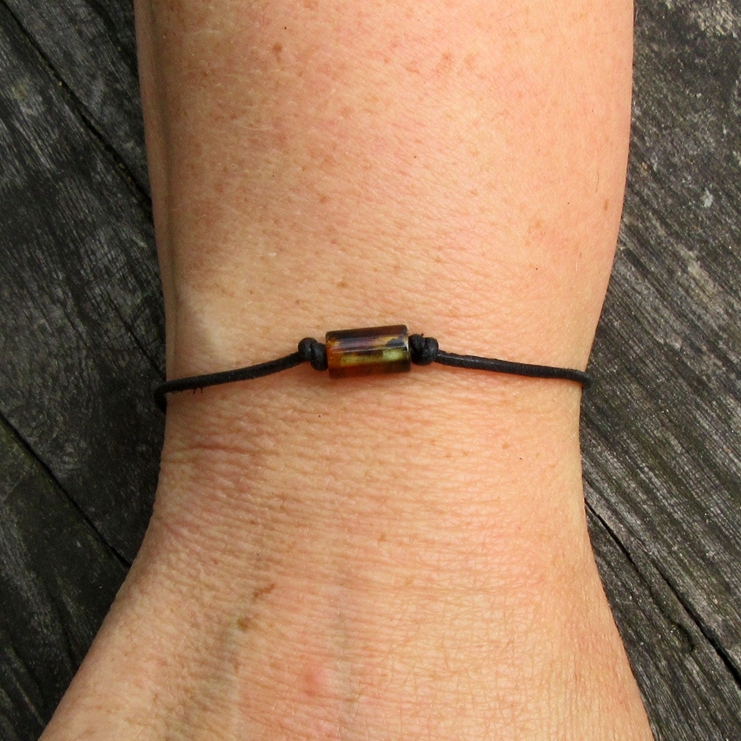 Lederarmband mit polierter Moorbernstein-Walze