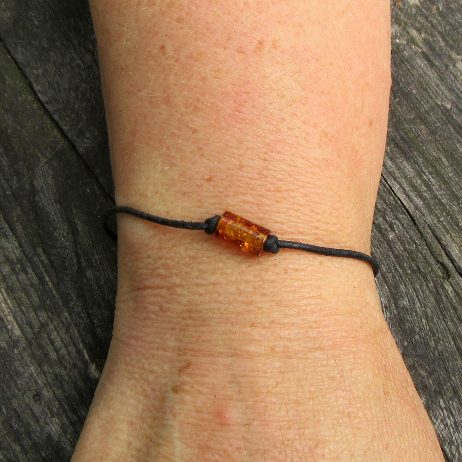 Lederarmband mit kognacfarbener Bernsteinwalze