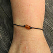 Lederarmband mit kognacfarbener Bernsteinwalze