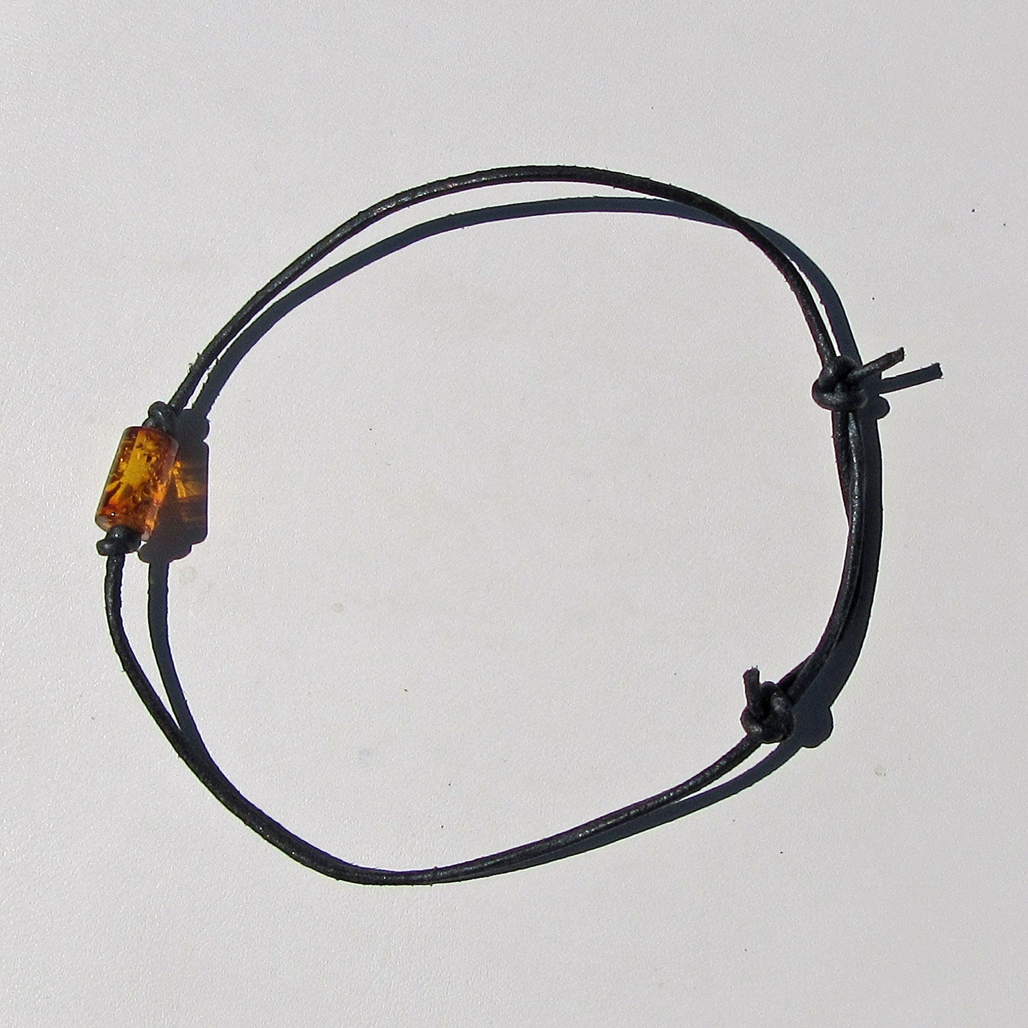 Lederarmband mit kognacfarbener Bernsteinwalze