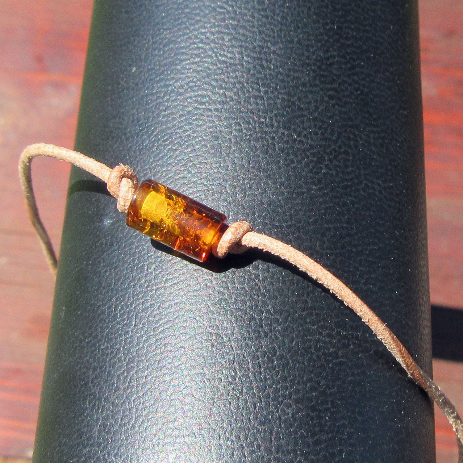Lederarmband mit kognacfarbener Bernsteinwalze