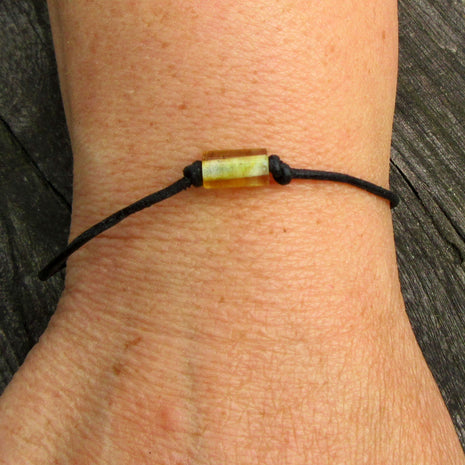 Lederarmband mit polierter, heller Bernsteinwalze
