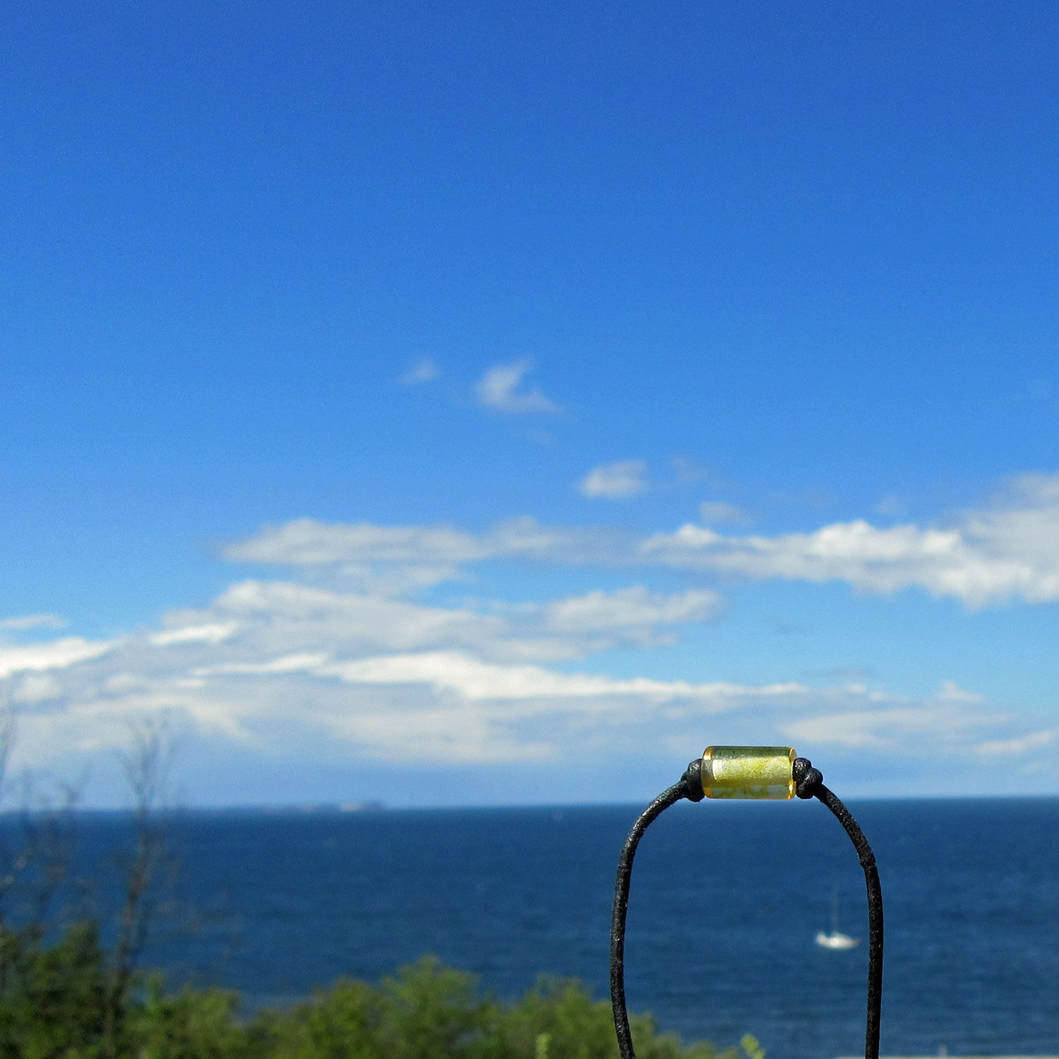 Lederarmband mit polierter, heller Bernsteinwalze