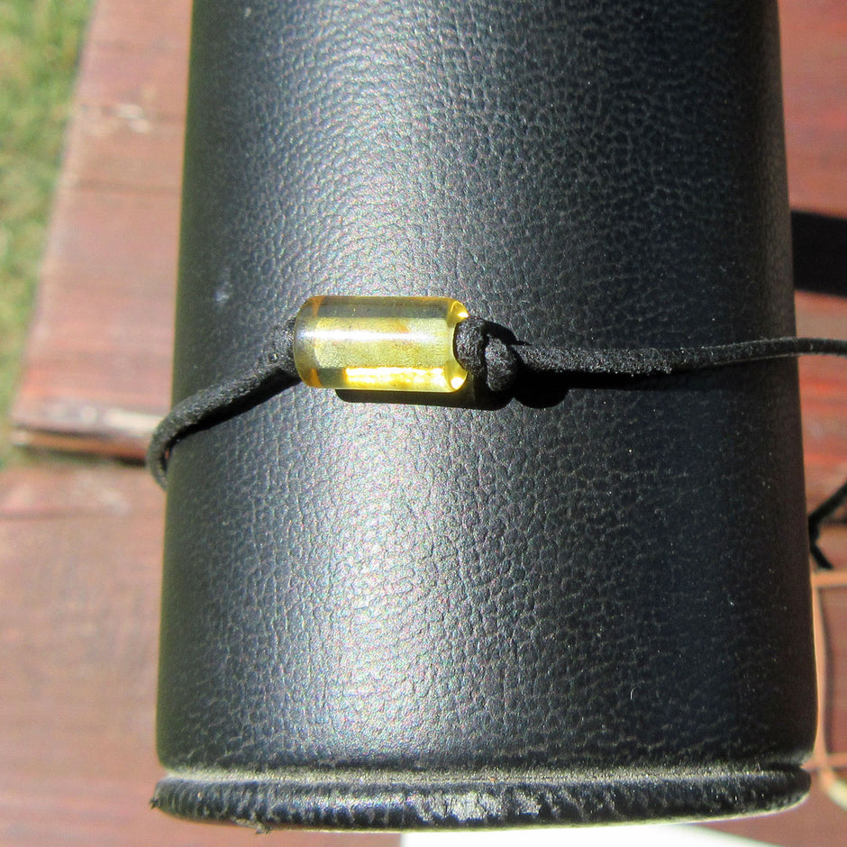 Lederarmband mit polierter, heller Bernsteinwalze