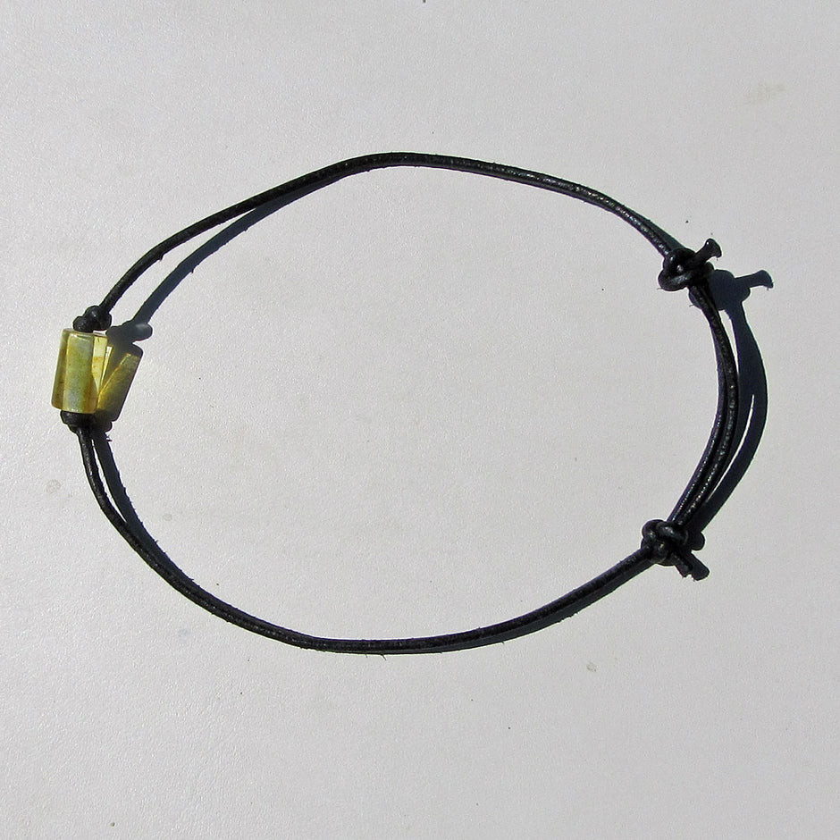 Lederarmband mit polierter, heller Bernsteinwalze