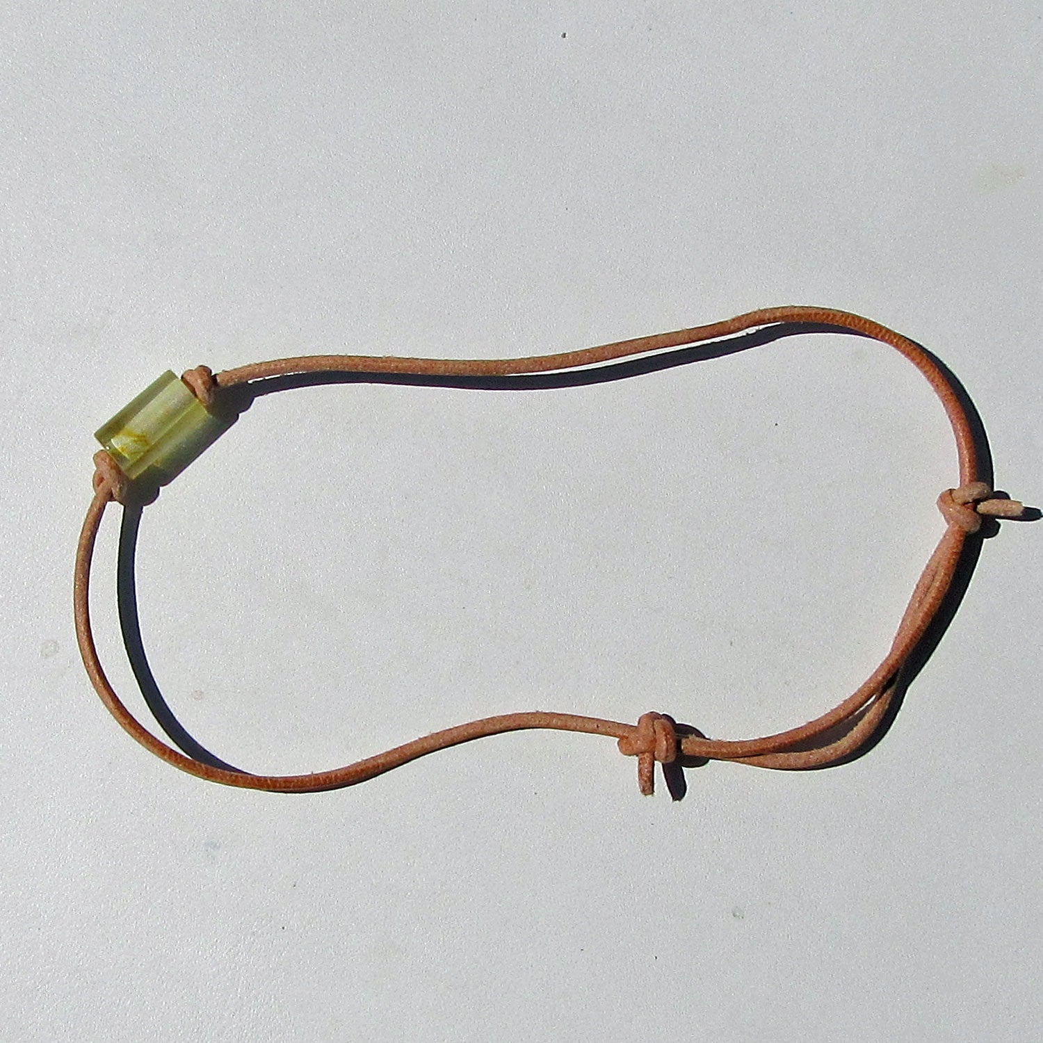 Lederarmband mit polierter, heller Bernsteinwalze