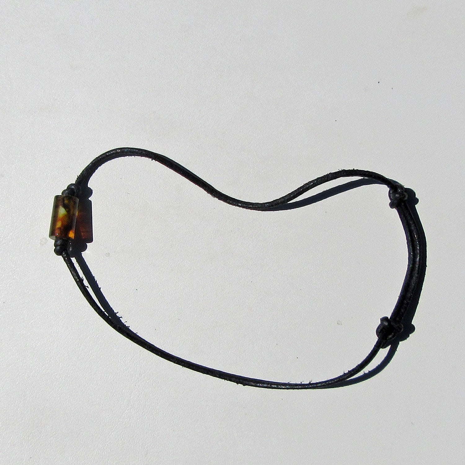 Lederarmband mit polierter Moorbernstein-Walze