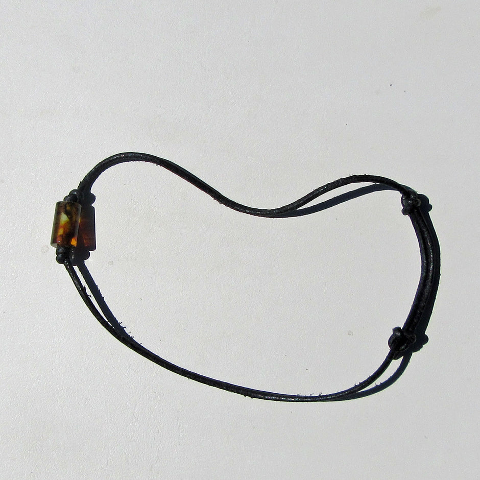 Lederarmband mit polierter Moorbernstein-Walze