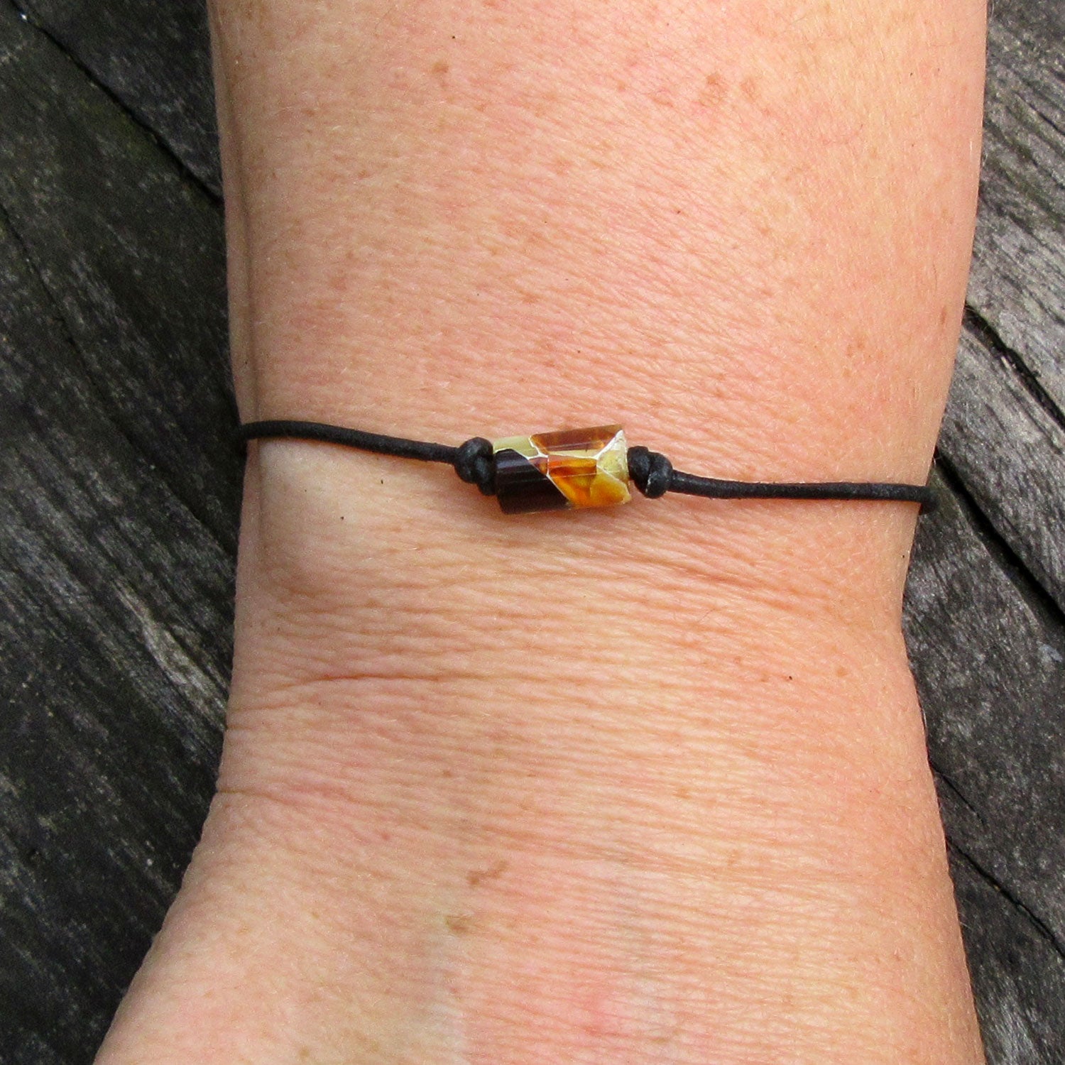 Lederarmband mit polierter Mosaikbernstein-Walze