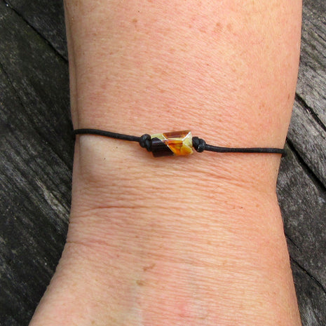 Lederarmband mit polierter Mosaikbernstein-Walze