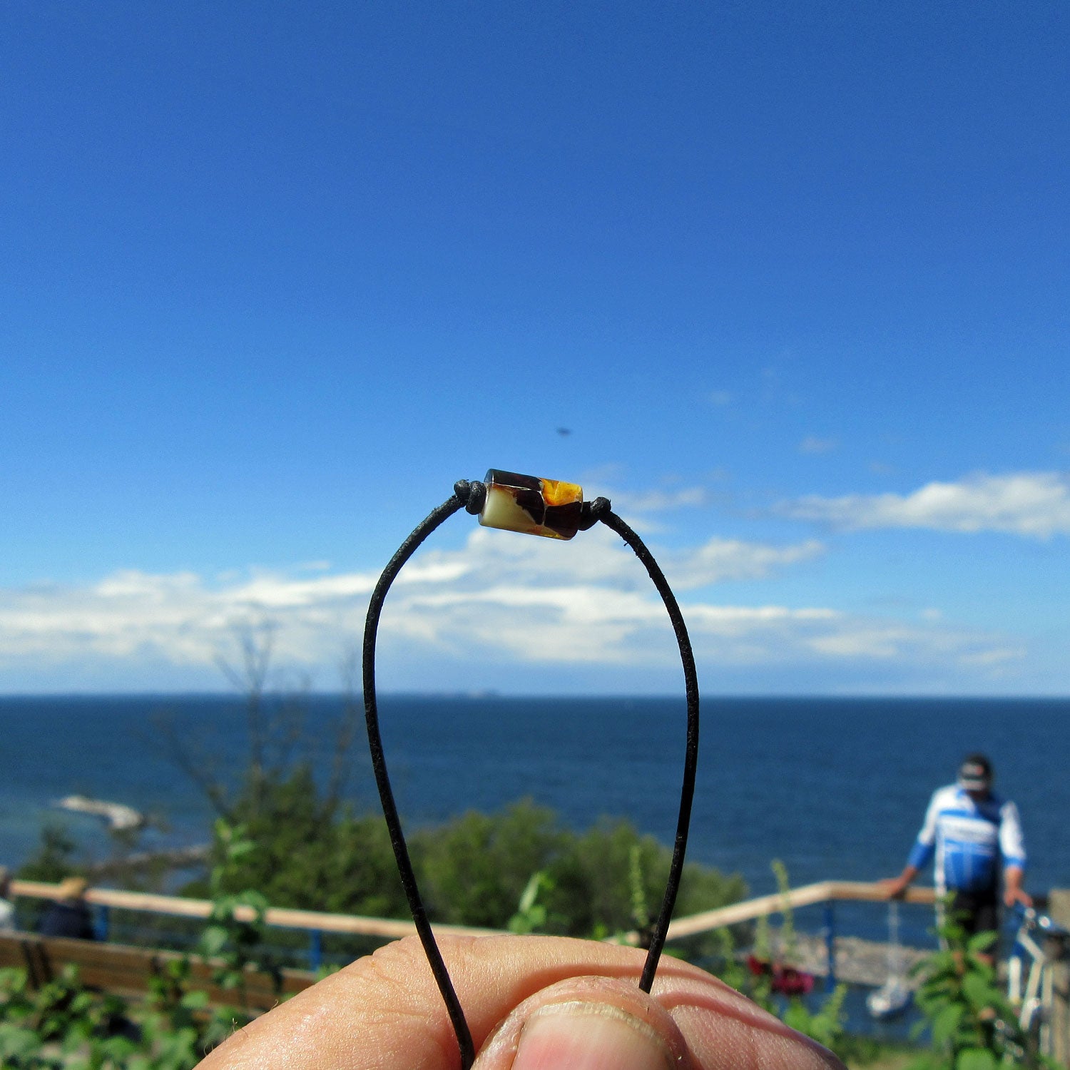 Lederarmband mit polierter Mosaikbernstein-Walze