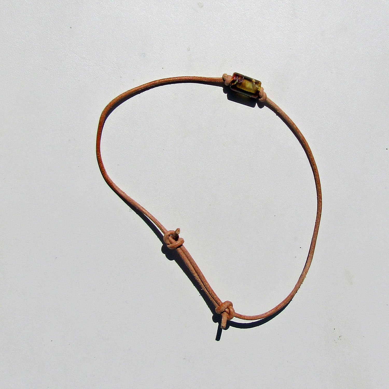 Lederarmband mit polierter Mosaikbernstein-Walze