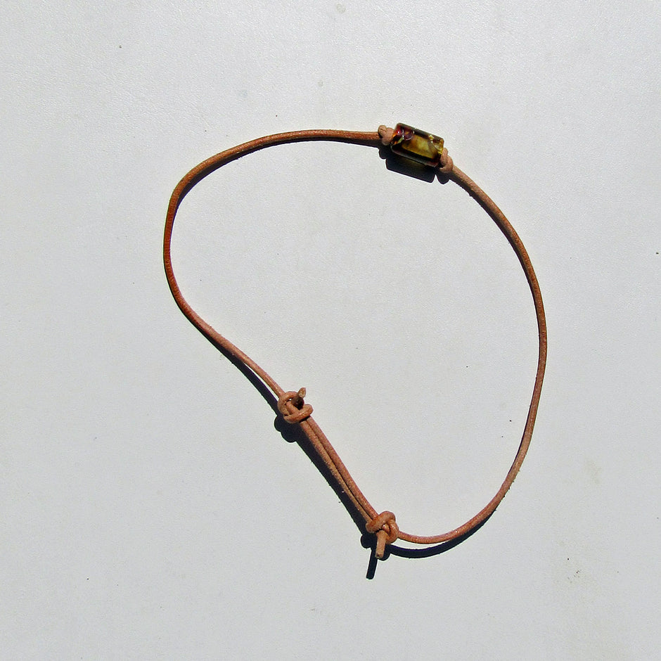 Lederarmband mit polierter Mosaikbernstein-Walze