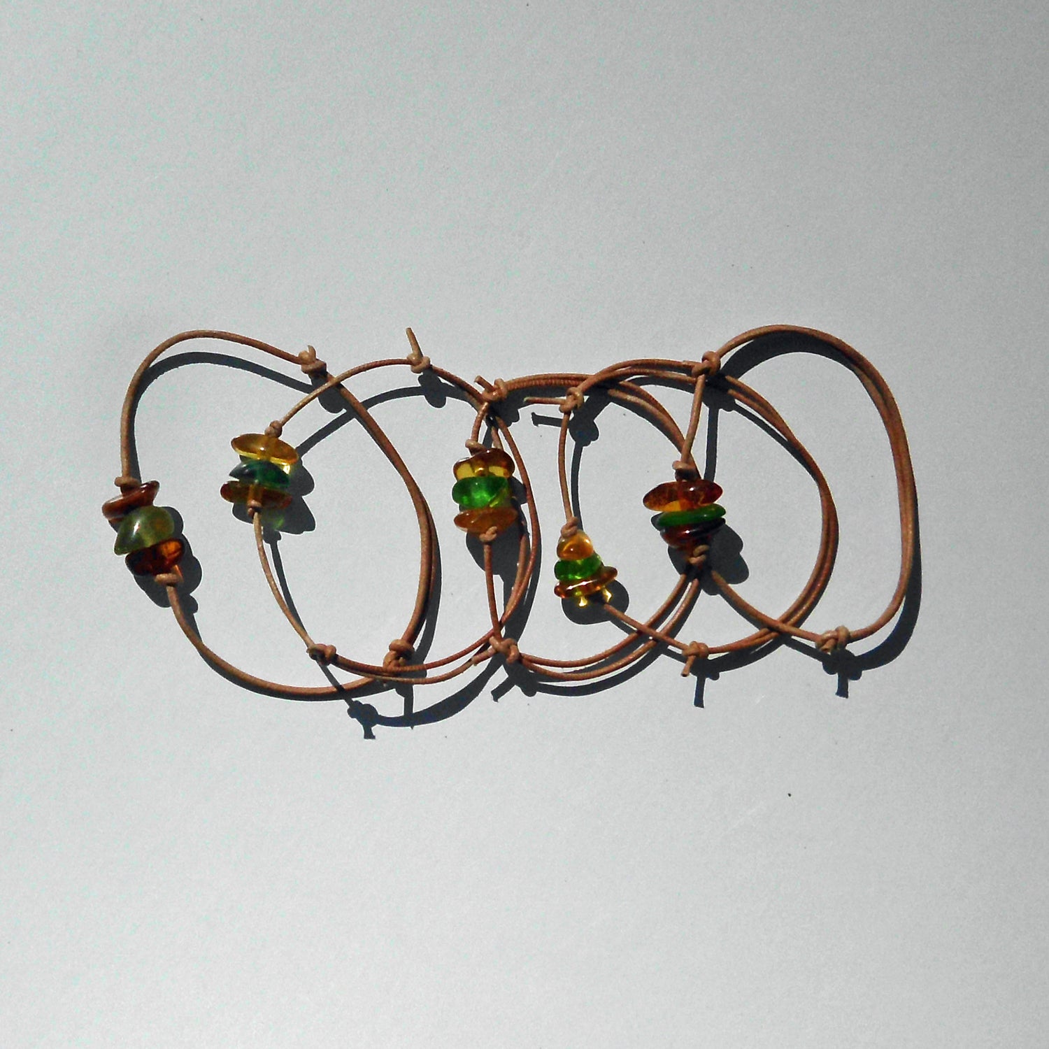 Lederarmband mit grünem Seeglas und Bernstein