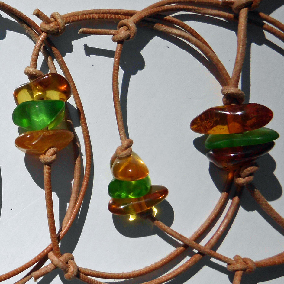 Lederarmband mit grünem Seeglas und Bernstein