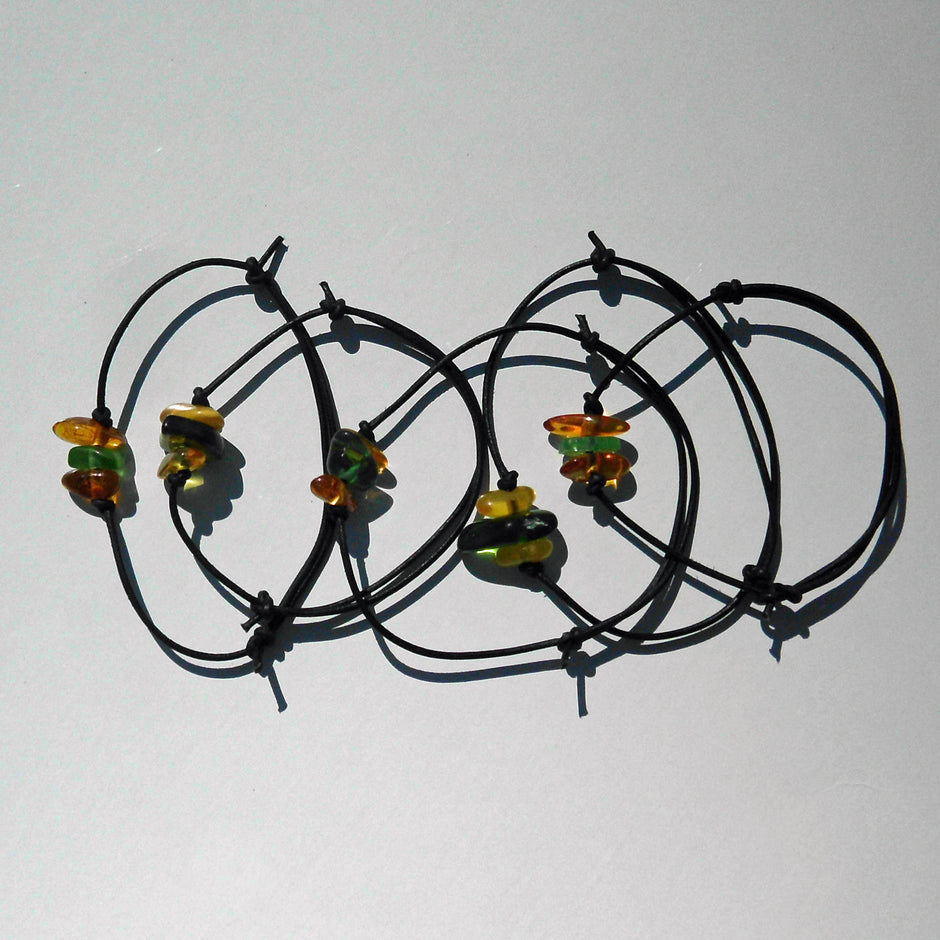 Lederarmband mit grünem Seeglas und Bernstein